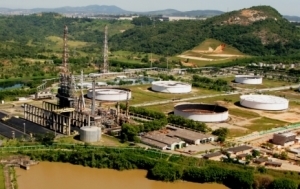 VEICULO PEGA FOGO DENTRO DA REGAP PELA MANHÃ E A TARDE UM ACIDENTE DEIXA TRÊS TRABALHADORES FERIDOS COM ÁCIDO SULFÚRICO.