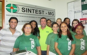 Estudantes visitam sede do SINTEST-MG